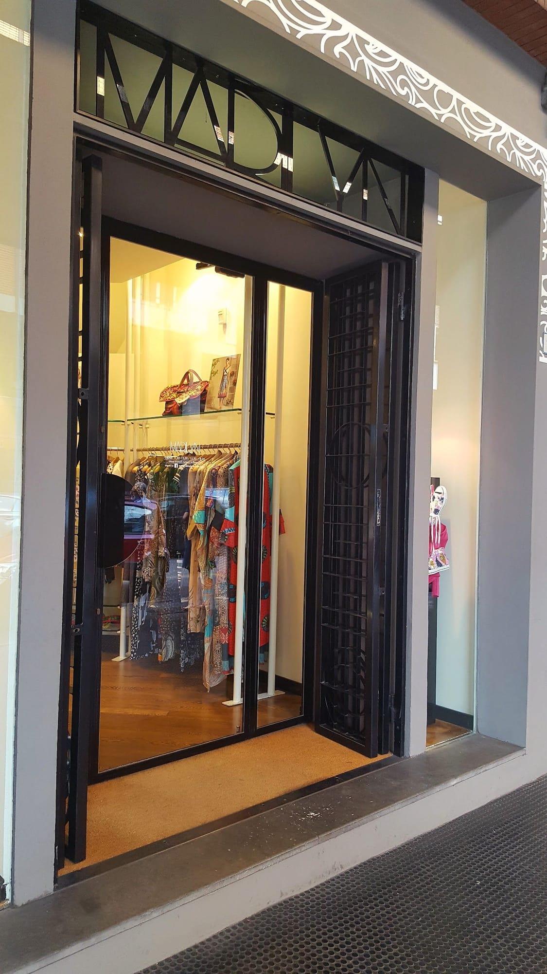 La vetrina della boutique Marilyn in Via Ferrarese 10 a Bologna